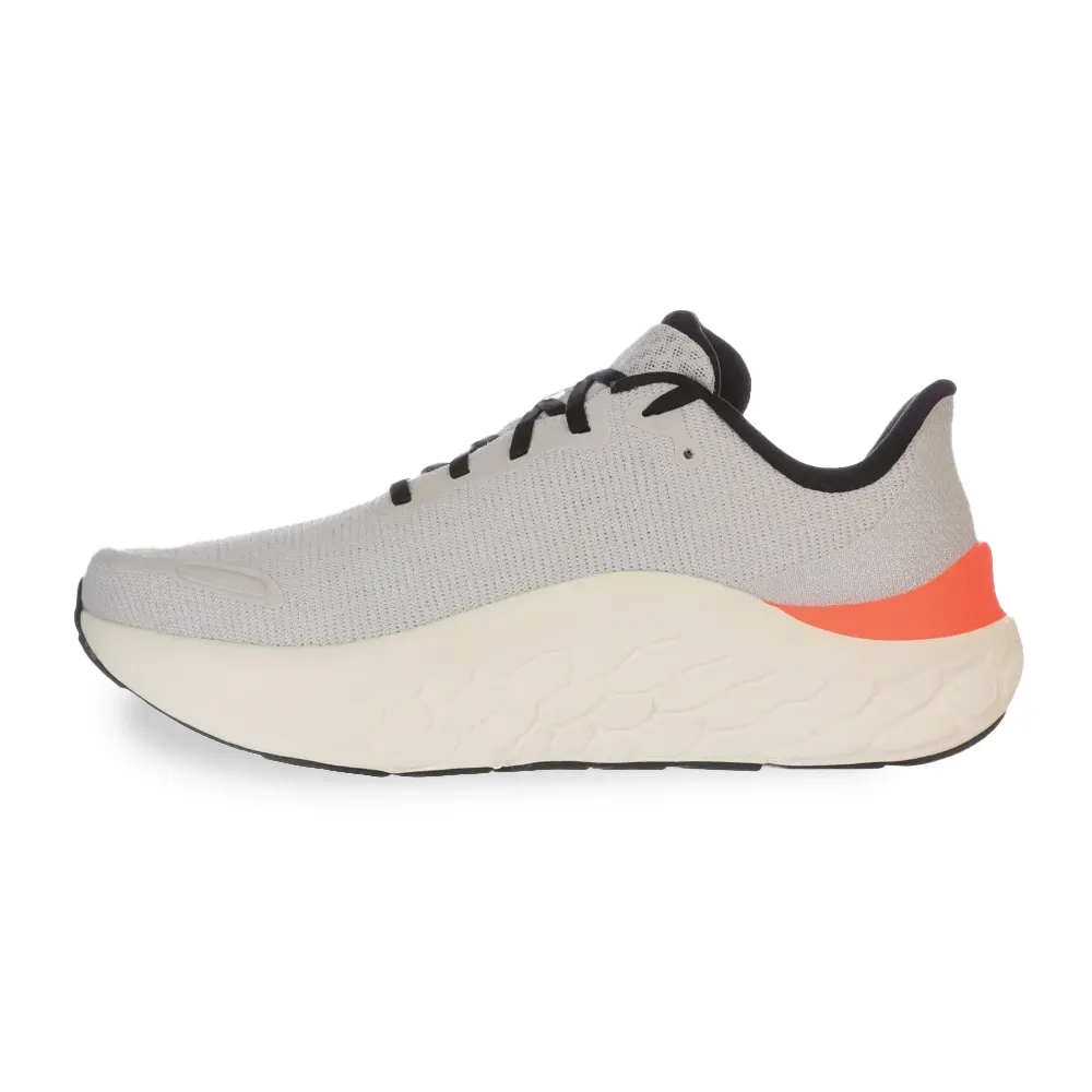 Tênis masculino New Balance Fresh Foam X MKAIRCU1 cinza claro com detalhes pretos e faixa laranja no solado, vista lateral esquerda